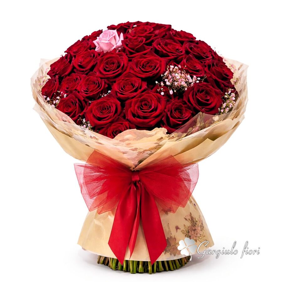 Bouquet di 51 rose rosse con carta floreale e fiocco rosso