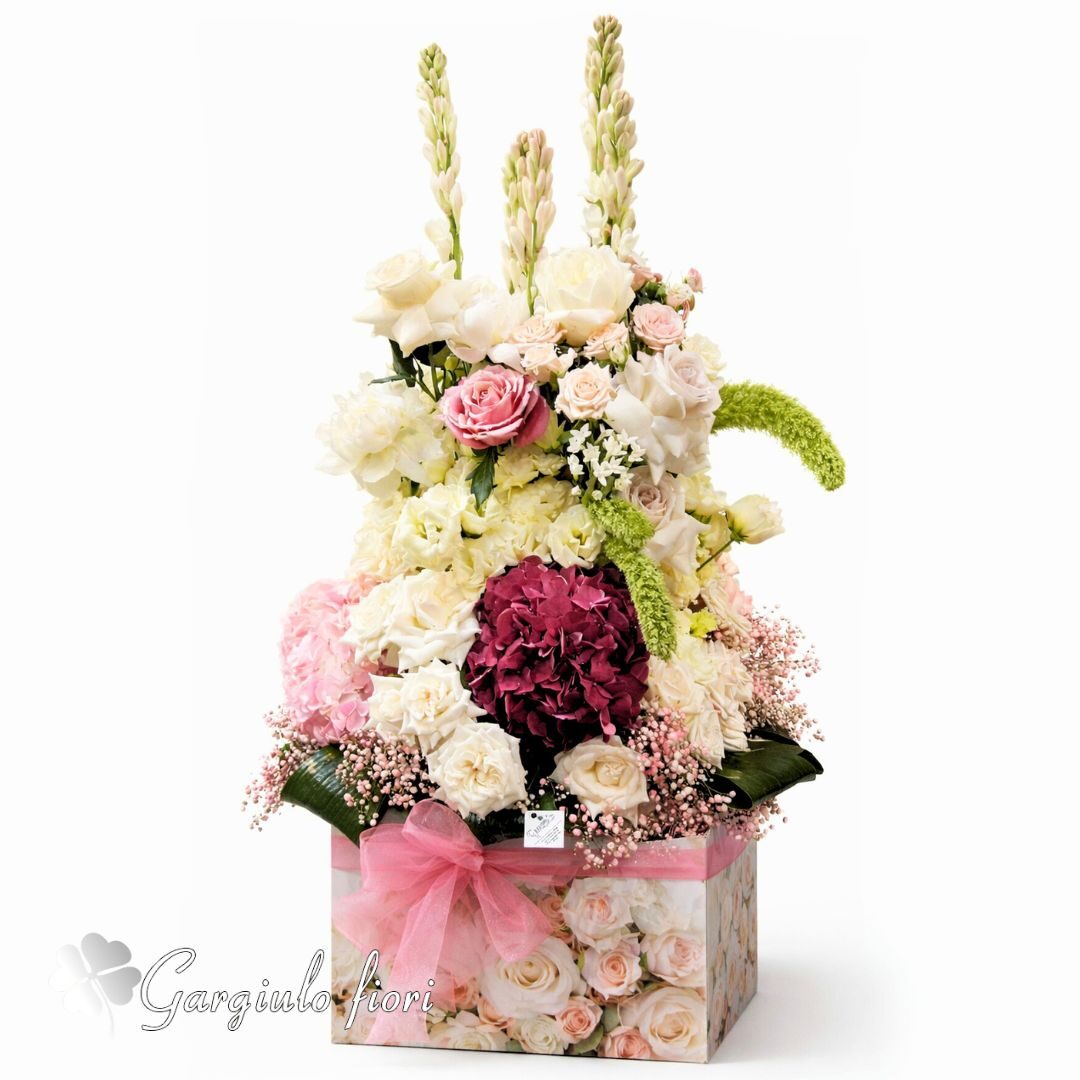 Box di composizione floreale bordeaux e panna