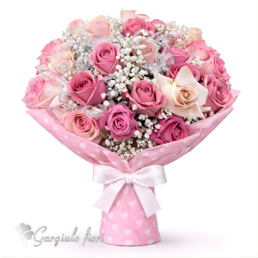 Bouquet di rose rosa con carta a cuoricini e fiocco bianco