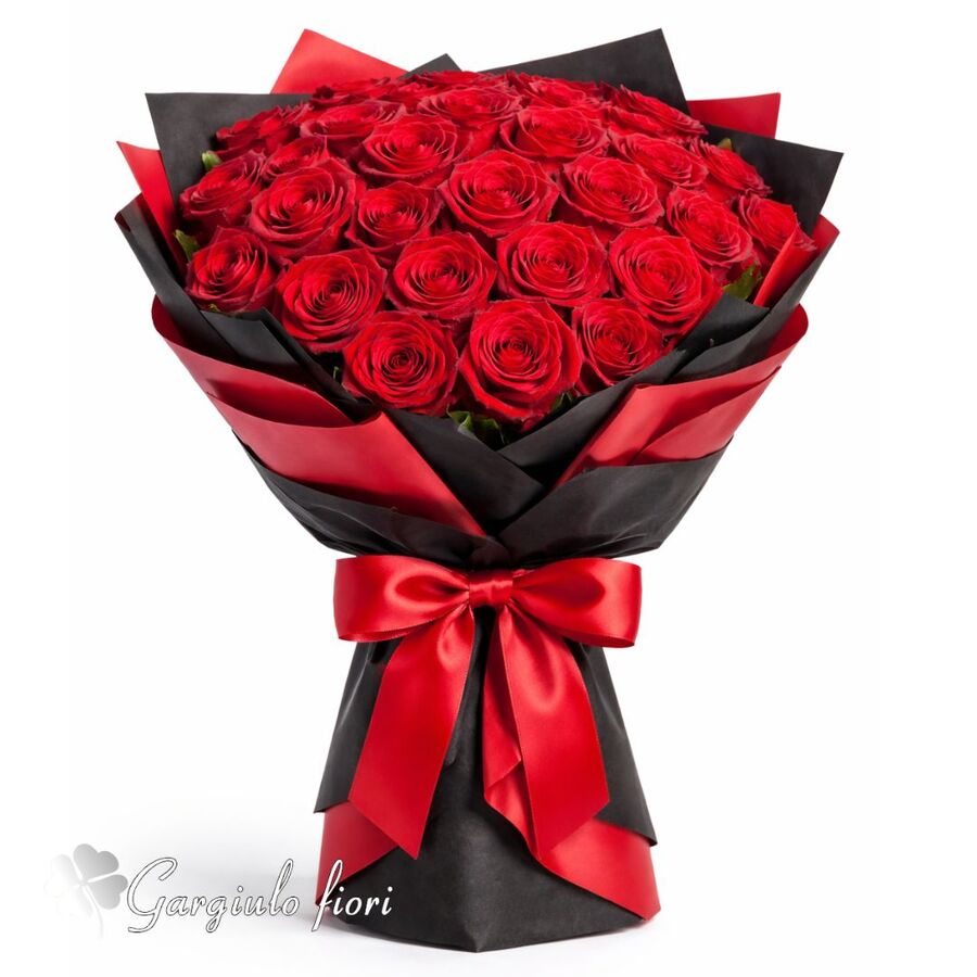 Bouquet di rose rosse avvolto in carta nera e rossa con fiocco in raso
